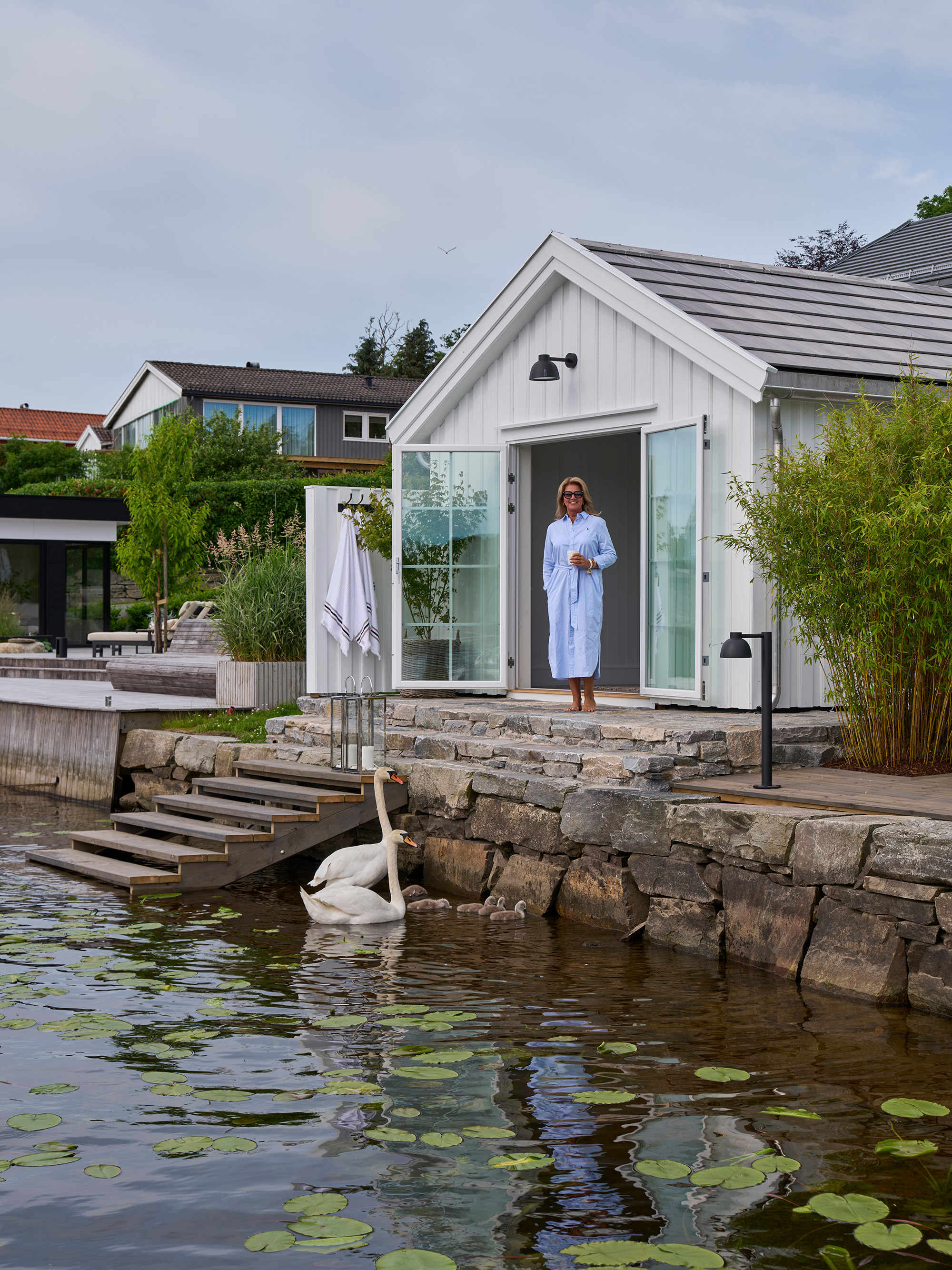 Berit Vildalen utenfor sjøbua