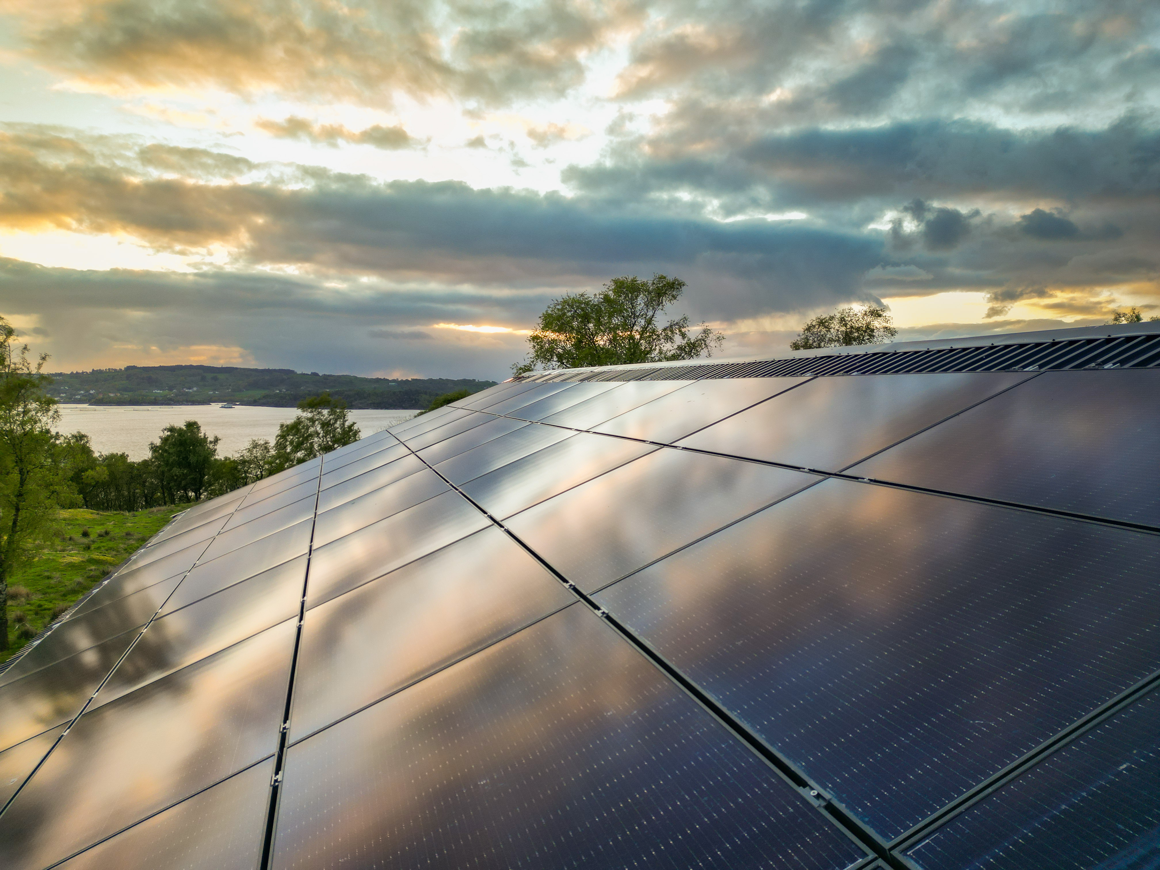 Nærbilde av solceller på taket til næringsbygg. BB elektro har installert. Foto.