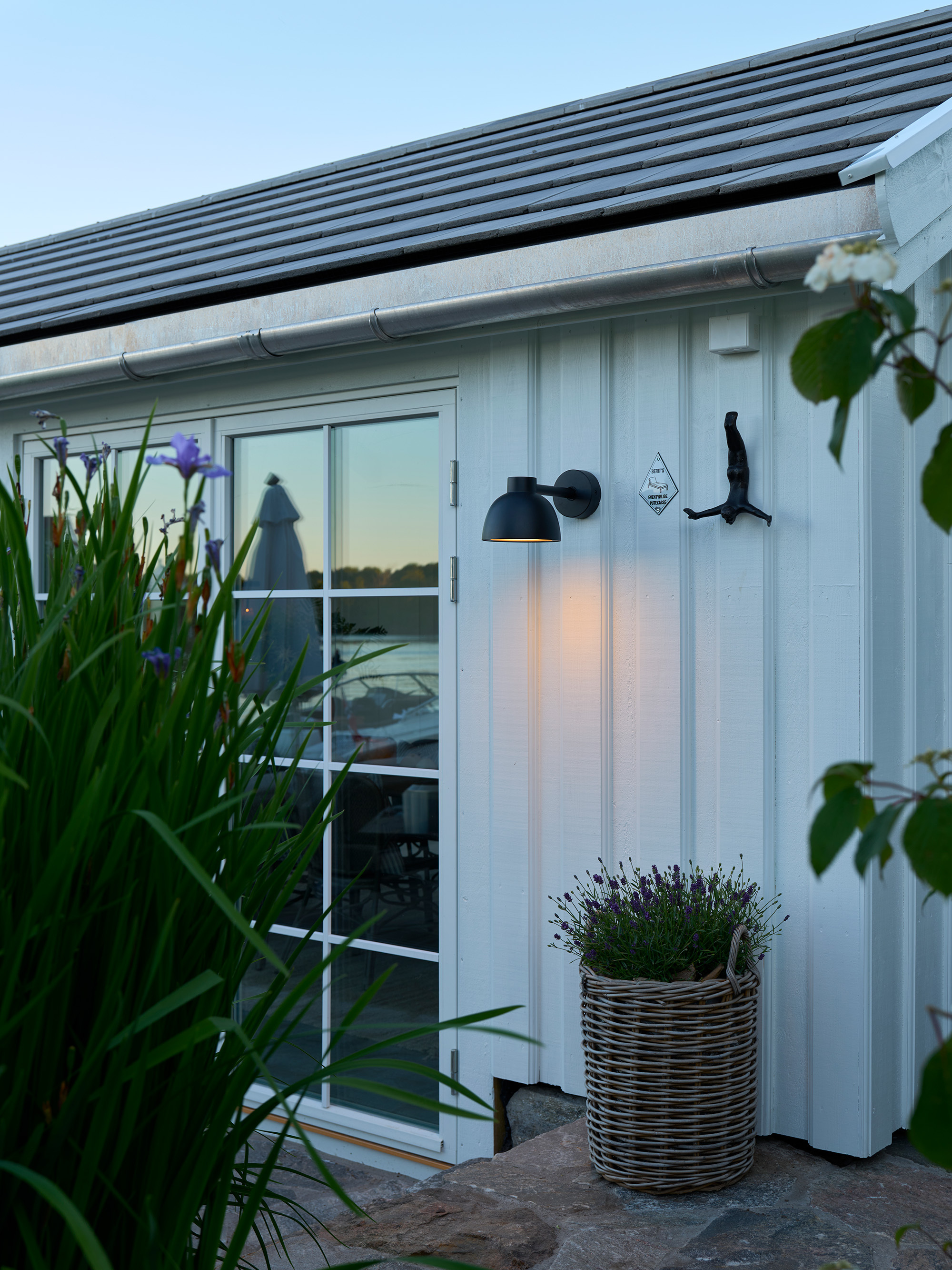 Herning Wall lyser opp langs stien rundt huset