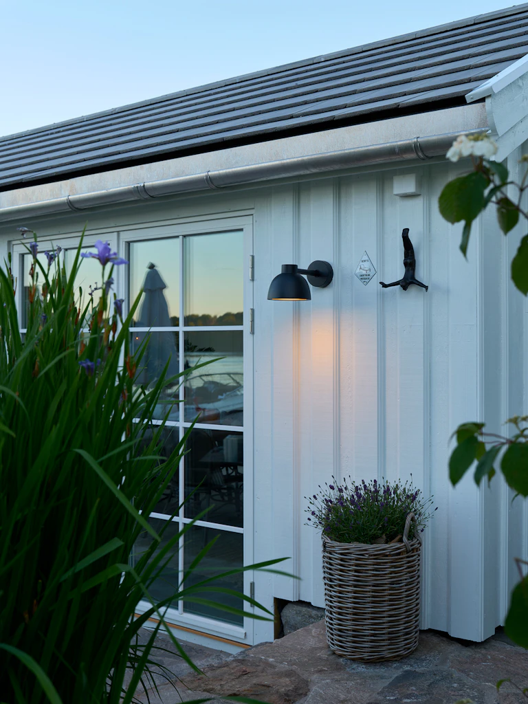 Herning Wall lyser opp langs stien rundt huset