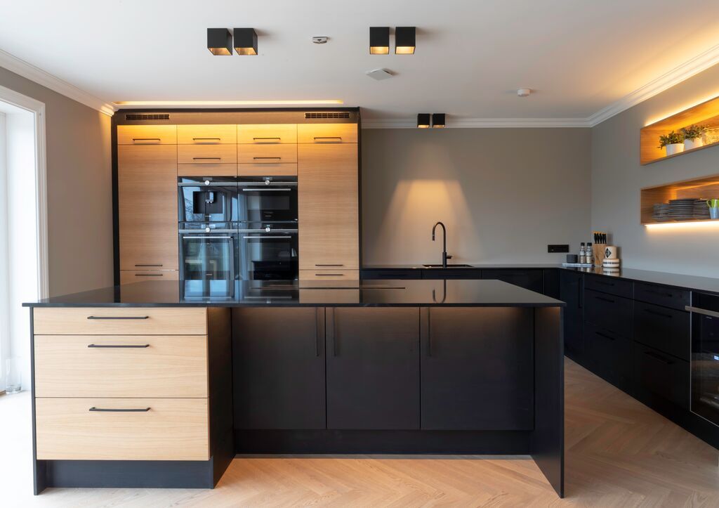 Bilde av et kjøkken, med blant annet Betek Korona downlight, montert i taket. Foto.