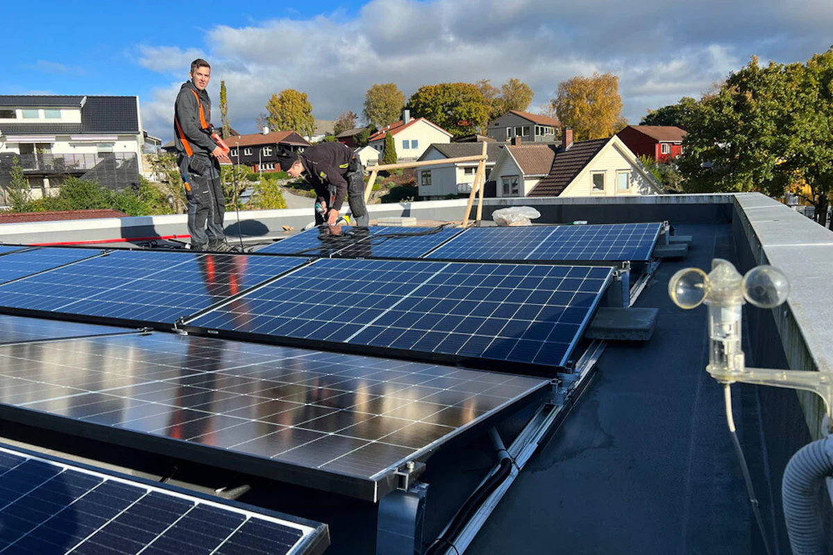 Våre elektriker installerer solceller på tak i Forus-området i Stavanger. Foto.