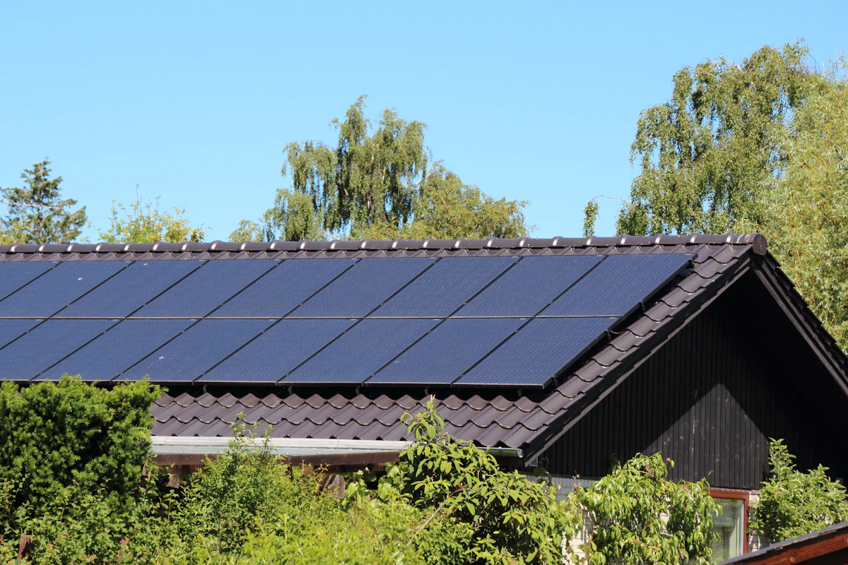 Hustak med helsvarte solcellepanel. Foto